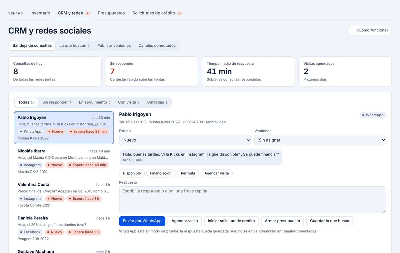 Bandeja de consultas de WhatsApp, Instagram y Facebook con la conversación de un cliente interesado en un auto